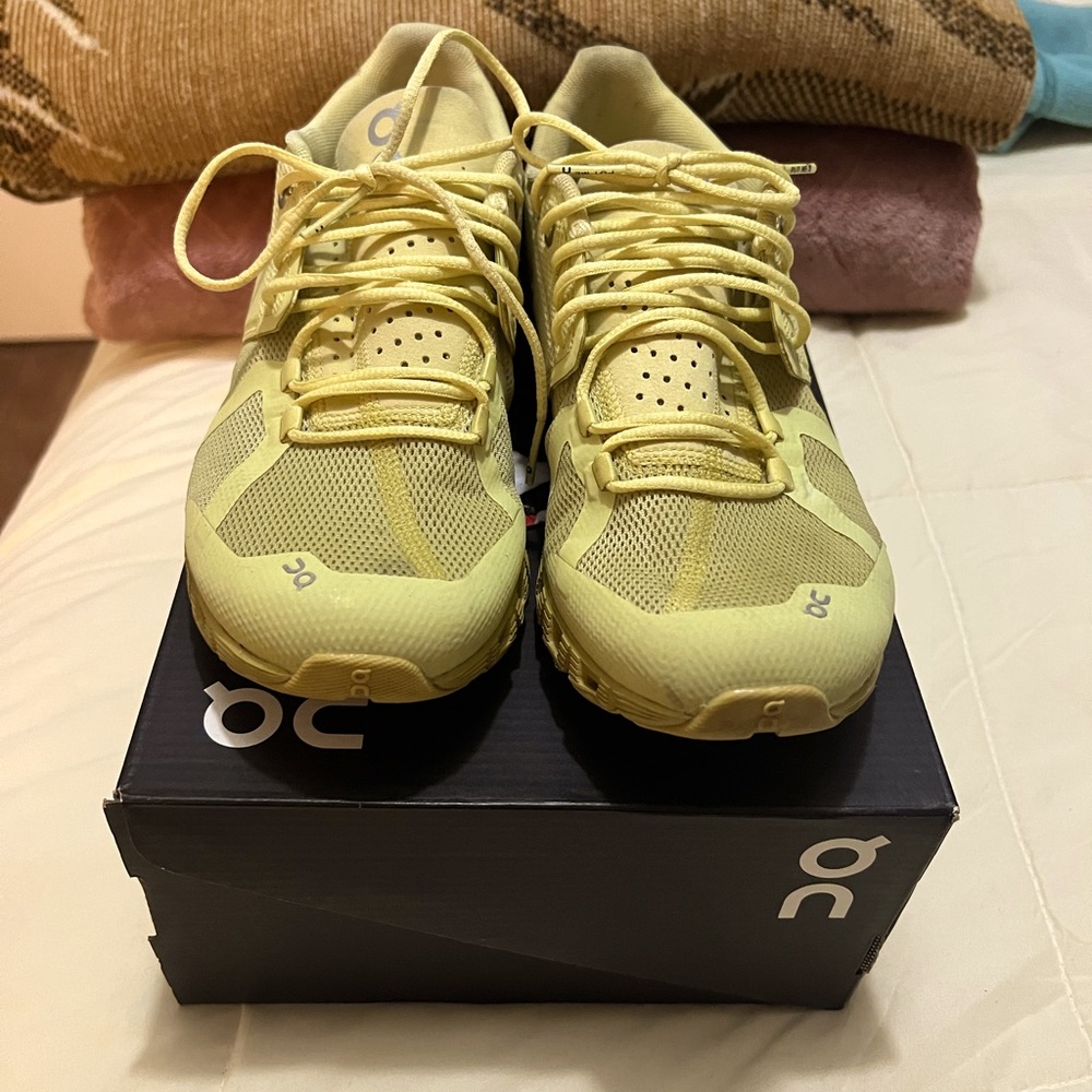 On cloud size 7 1/2 yellow like new